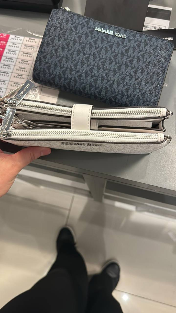 Billetera Michael Kors Monogram Doble cierrre Blanca - Distrito de la Moda